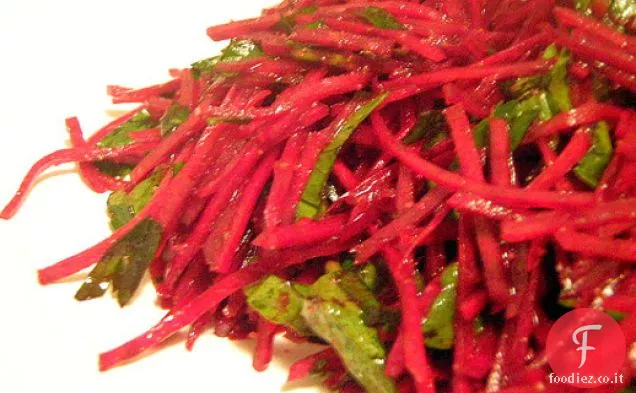Insalata di barbabietole con Vinaigrette all'aglio nero