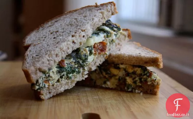 Panino con fritatta agli spinaci e salsiccia