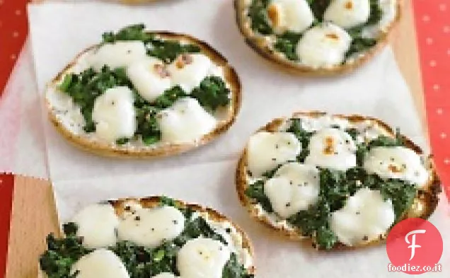 Mini pizze con spinaci e formaggio