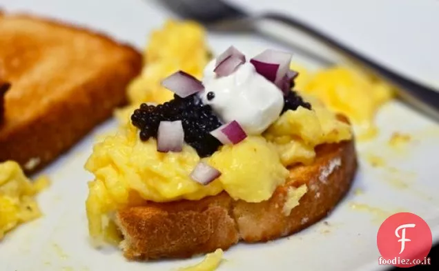 Delizioso in cinque minuti o meno: cremose uova strapazzate con caviale