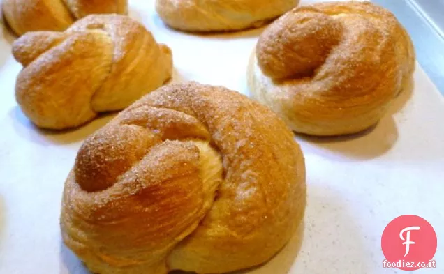 Cottura del pane: nodi di cannella