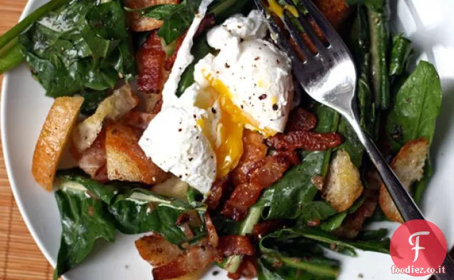 Cena stasera: insalata di tarassaco con uova in camicia e pancetta