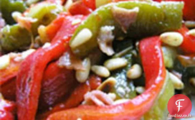 Cena stasera: insalata di peperoni rossi arrostiti con condimento di pancetta e pinoli