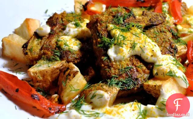Costolette di agnello in crosta Vadouvan con salsa di yogurt all'aglio tostato