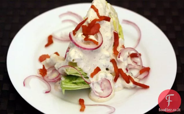 Cena stasera: Iceberg Wedge con pancetta calda e salsa di formaggio blu