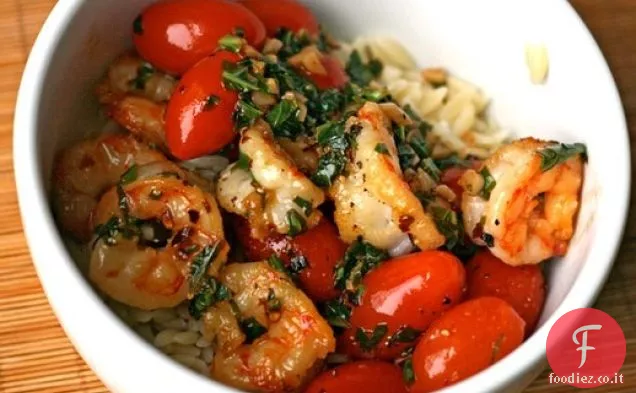 Cena stasera: Gamberetti all'aglio con basilico, pomodori e fiocchi di pepe