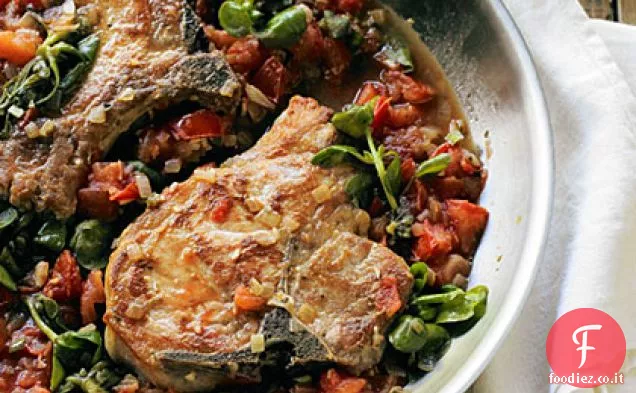Braciole di maiale con portulaca dorata e salsa di pomodoro fresco