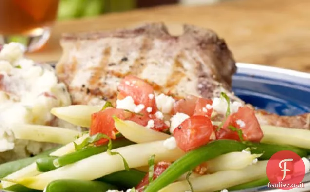 Insalata di fagioli verdi e gialli con salsa di pomodoro grosso e formaggio Feta