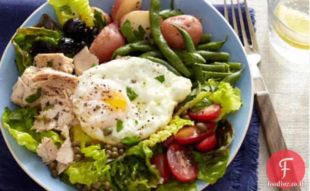 Insalata di tonno Niçoise con fagiolini arrostiti e patate