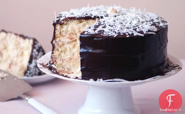 Torta a strati di cocco con glassa al cioccolato