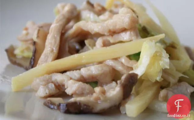 Carne di maiale saltata in padella con Napa, shitake e bambù