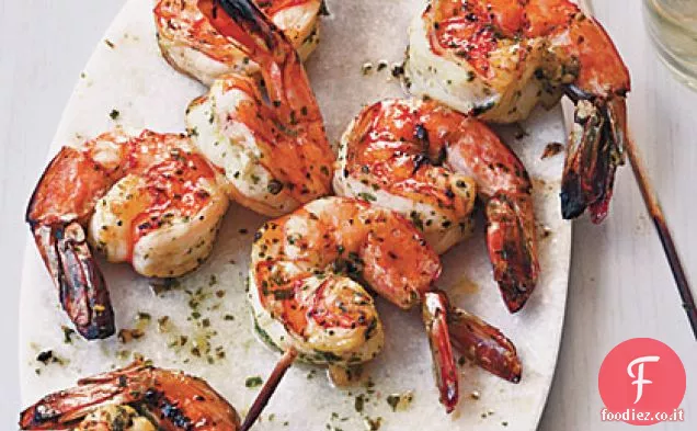 Spiedini di gamberetti marinati alle erbe alla griglia