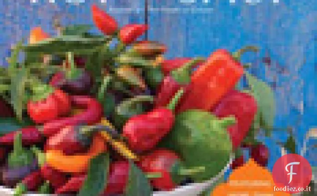 Insalata piccante di pomodoro, pepe, cetriolo, menta e prezzemolo