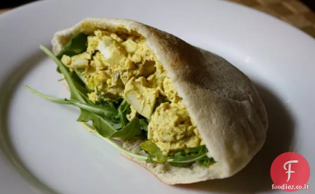 Cena stasera: Insalata di uova al curry con rucola e pistacchi