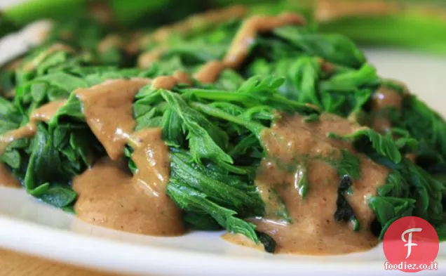 Verdi di crisantamo con condimento di semi di sesamo