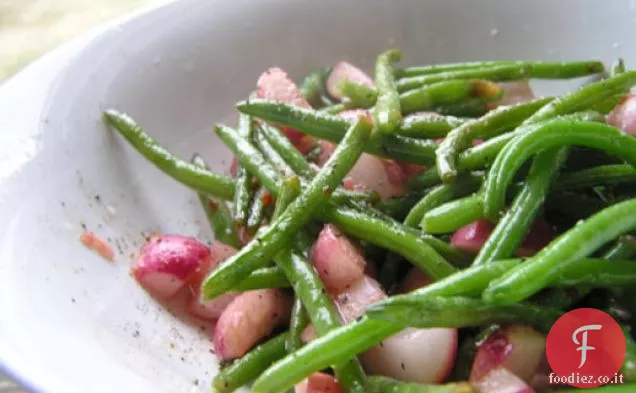 Cena stasera: insalata di fagioli verdi e ravanelli sana e deliziosa