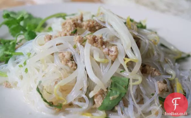 Tagliatelle di cellophane con carne di maiale e basilico tailandese