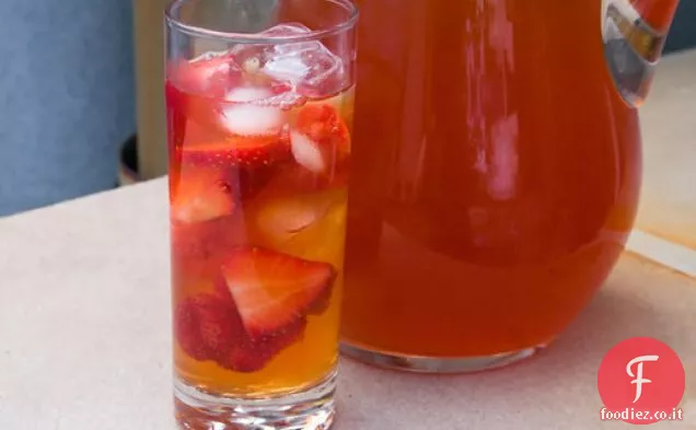 Tè freddo alla fragola e rabarbaro