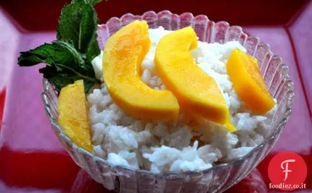 Riso appiccicoso al cocco con mango