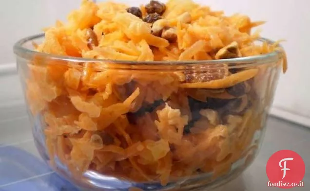 Sano e delizioso: insalata di carote e uva passa