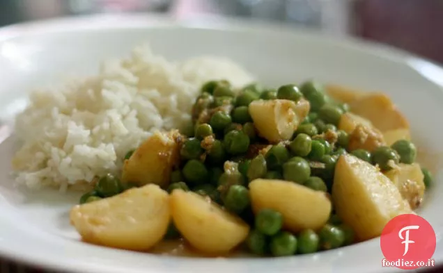 Cena stasera: Curry di patate e piselli con yogurt, cumino e zenzero