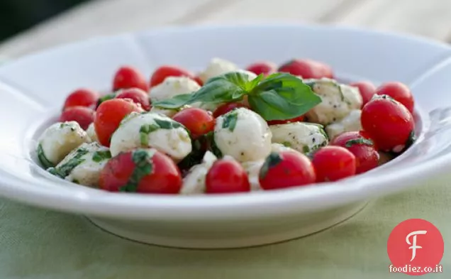 Insalata di mozzarella marinata, pomodorini e basilico