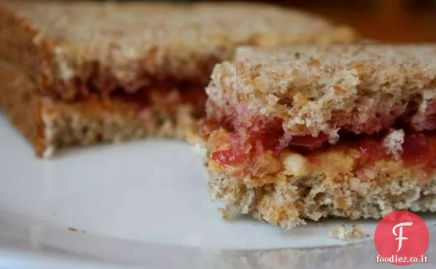 Brunch domenicale: PBRJ (burro di arachidi e gelatina di rabarbaro)
