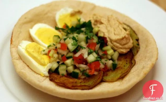 Cena stasera: Sabich (Panino di melanzane con uova sode)