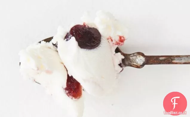 Gelato al Formaggio di Capra con Ciliegie rosse arrostite