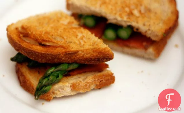 Cena di stasera: Asparagi e pancetta su pane tostato imburrato
