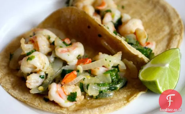 Tacos de Camarones al Mojo de Ajo (Tacos di gamberi saltati)