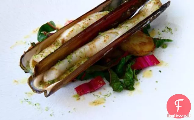 Vongole di Madras grigliate con bietole arcobaleno saltate e Corni