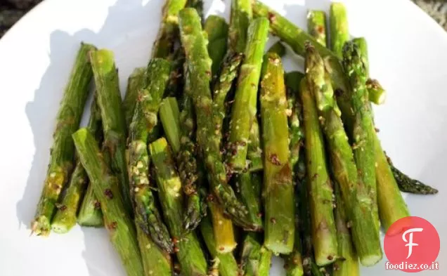 Asparagi di senape e rosmarino vecchio stile