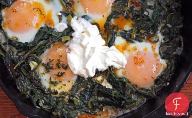 Yotam Ottolenghi's Skillet-Uova al forno con spinaci, yogurt e burro speziato