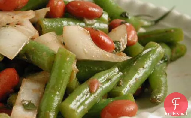Insalata di fagioli verdi con Vidalia Cipolla e menta