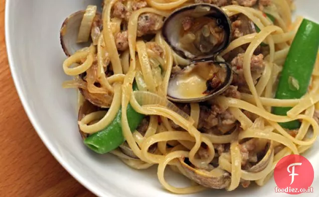 Linguine di vongole e salsiccia di Manila di Stephanie Izard