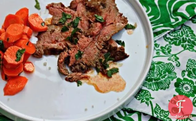 Bistecca al fianco di Ras el Hanout alla griglia con insalata di carote marocchine