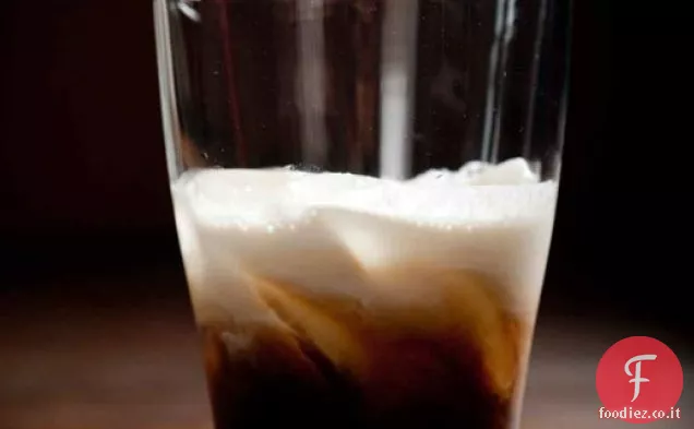 Liquore al caffè della dispensa fatta in casa