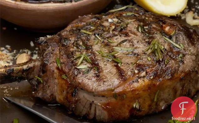 Ribeye di cowboy alla griglia con crema di bietola svizzera e limone Meyer