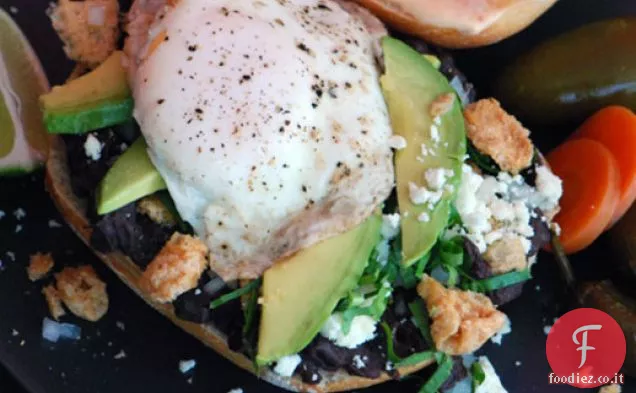 Colazione Torta (Panino messicano colazione con uova, maiale croccante, e fagioli)