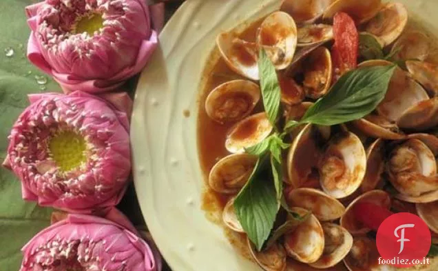 Vongole saltate in padella con marmellata di peperoncino tailandese e basilico