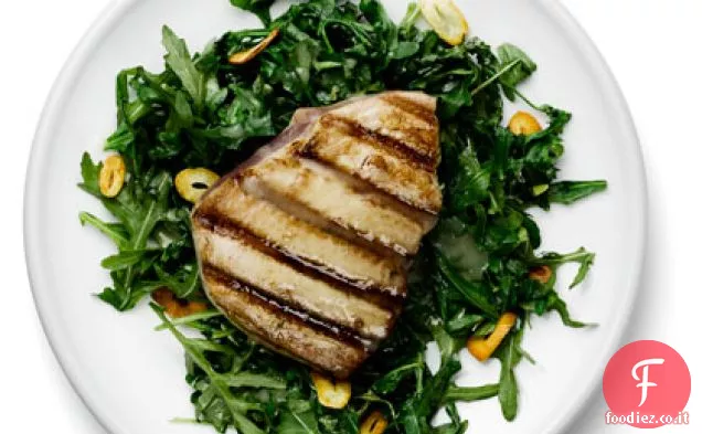 Tonno alla griglia su rucola brasata