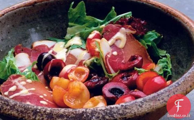 Insalata di Nigel Slater di foglie d'estate, maiale stagionato e ciliegie
