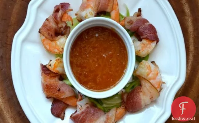 Cocktail di gamberetti avvolti in pancetta con salsa di immersione al rafano di albicocca