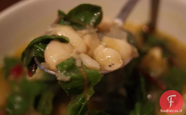 Zuppa di fagioli bianchi e bietole arcobaleno