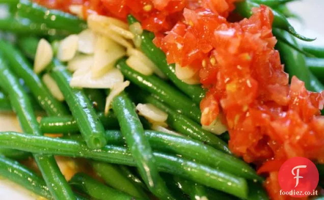Croccante Insalata di fagiolini Verts con pomodori freschi e aglio