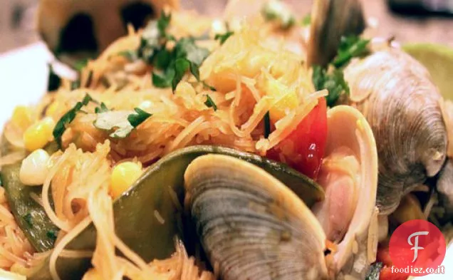Tagliatelle di riso padella con vongole, piselli e mais