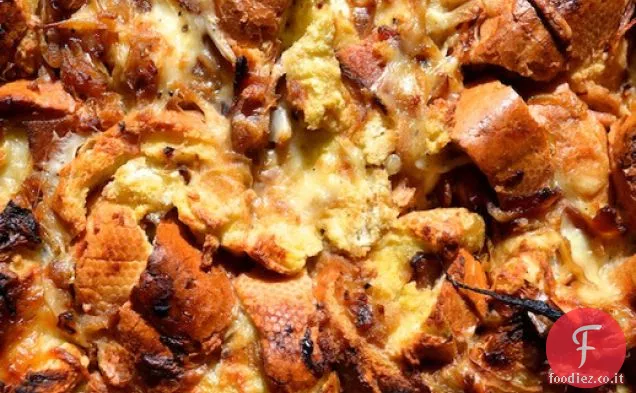 Cipolla, pancetta e strati di formaggio svizzero