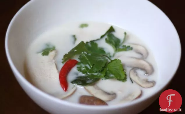 Zuppa di pollo al cocco tailandese (Tom Kha Gai) con funghi