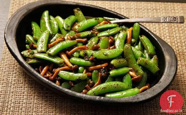 Piselli e funghi saltati in padella con salsa di pesce e basilico